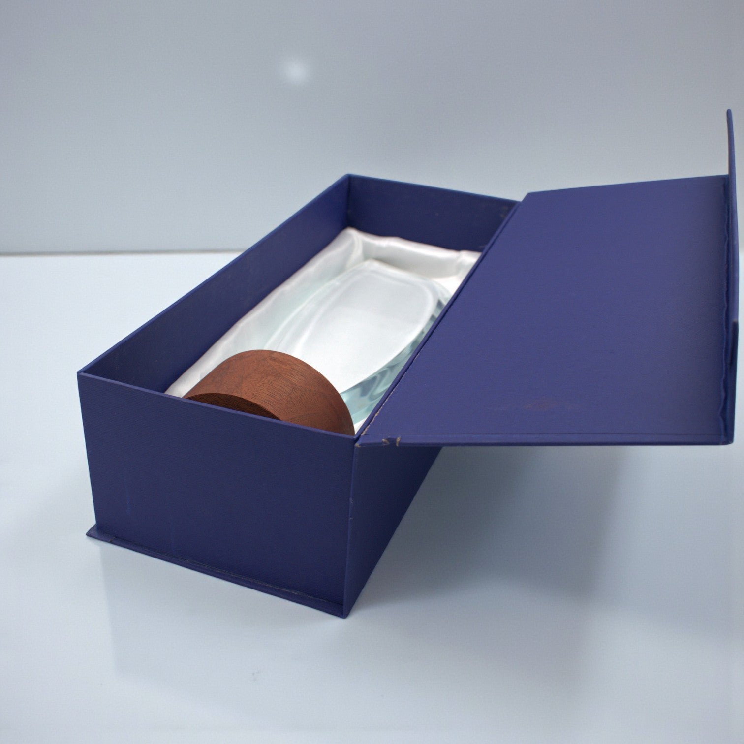 CURVED  FLAME-SHAPED ROUND, LIGHT-BROWN WOODEN BASE -YK5827C