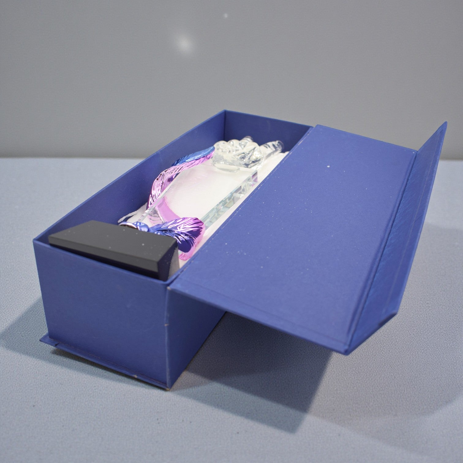 ELEGANT  HAND-SHAPED CRYSTAL DECORATIVE PIECE WITH PEACE SIGN B-3 HK 78-A