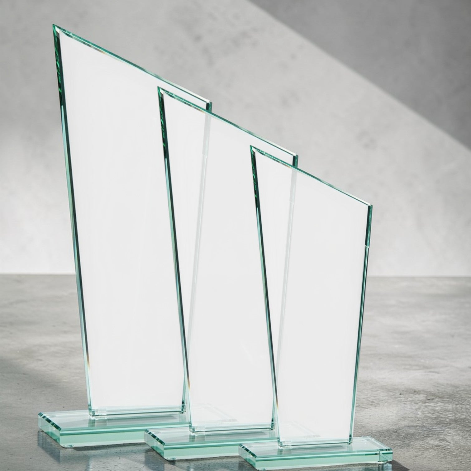 CLEAR CRYSTAL SLANTED SIDE ACCENT AND A SOLID BASE AWARDCLEAR ( LCC08 )