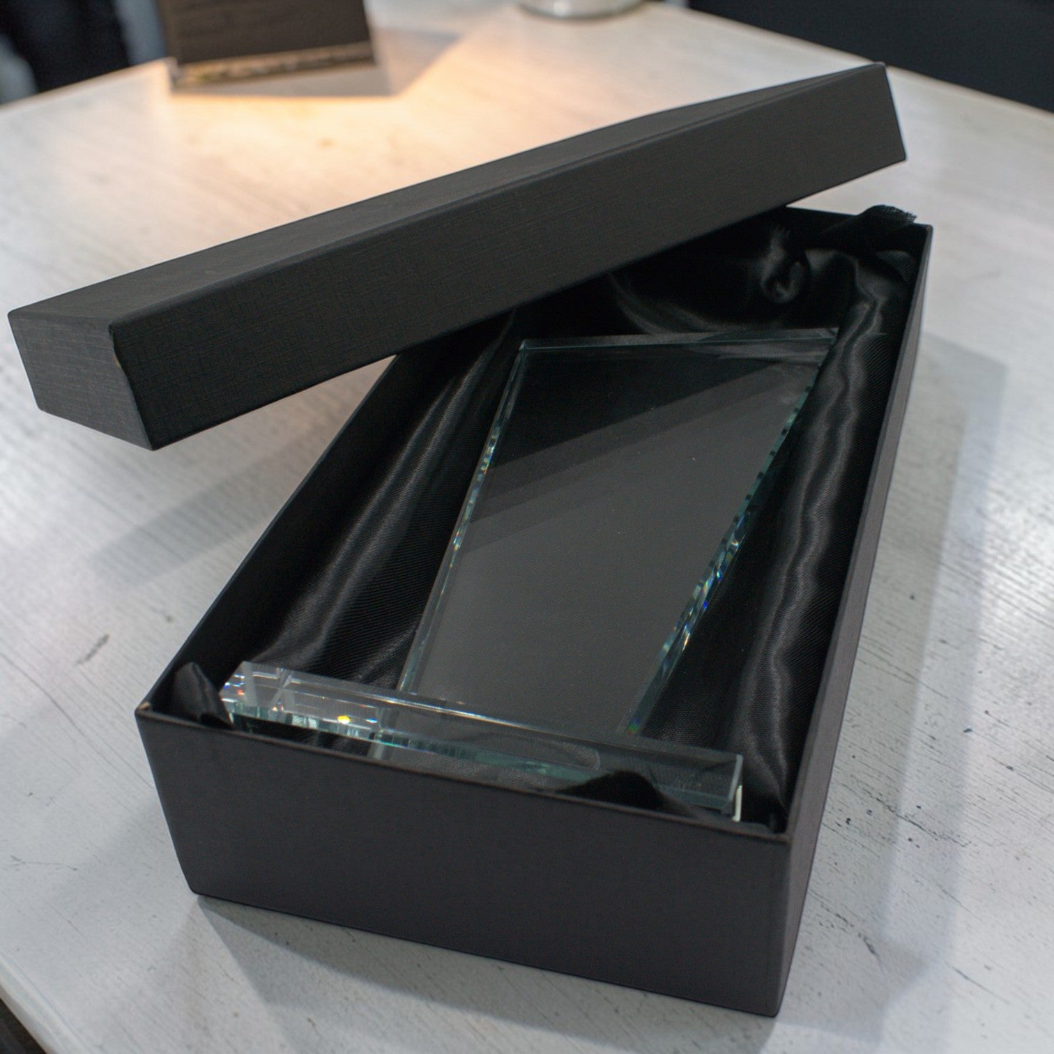 CLEAR CRYSTAL SLANTED SIDE ACCENT AND A SOLID BASE AWARDCLEAR ( LCC08 )