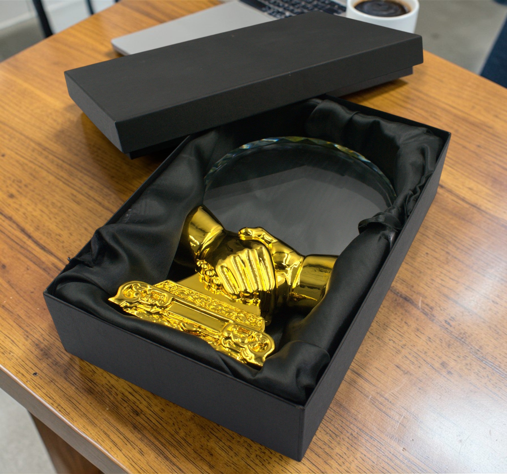 GOLDEN HANDSHAKE CRYSTAL TROPHY ( LCR001 )