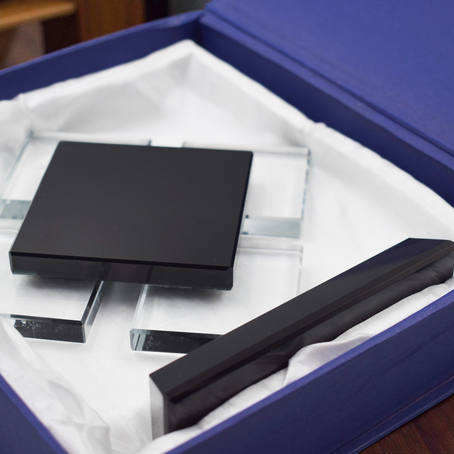 UNIQUE, MULTI-LAYERED SQUARE PATTERN IN CLEAR CRYSTAL TROPHY HK-B