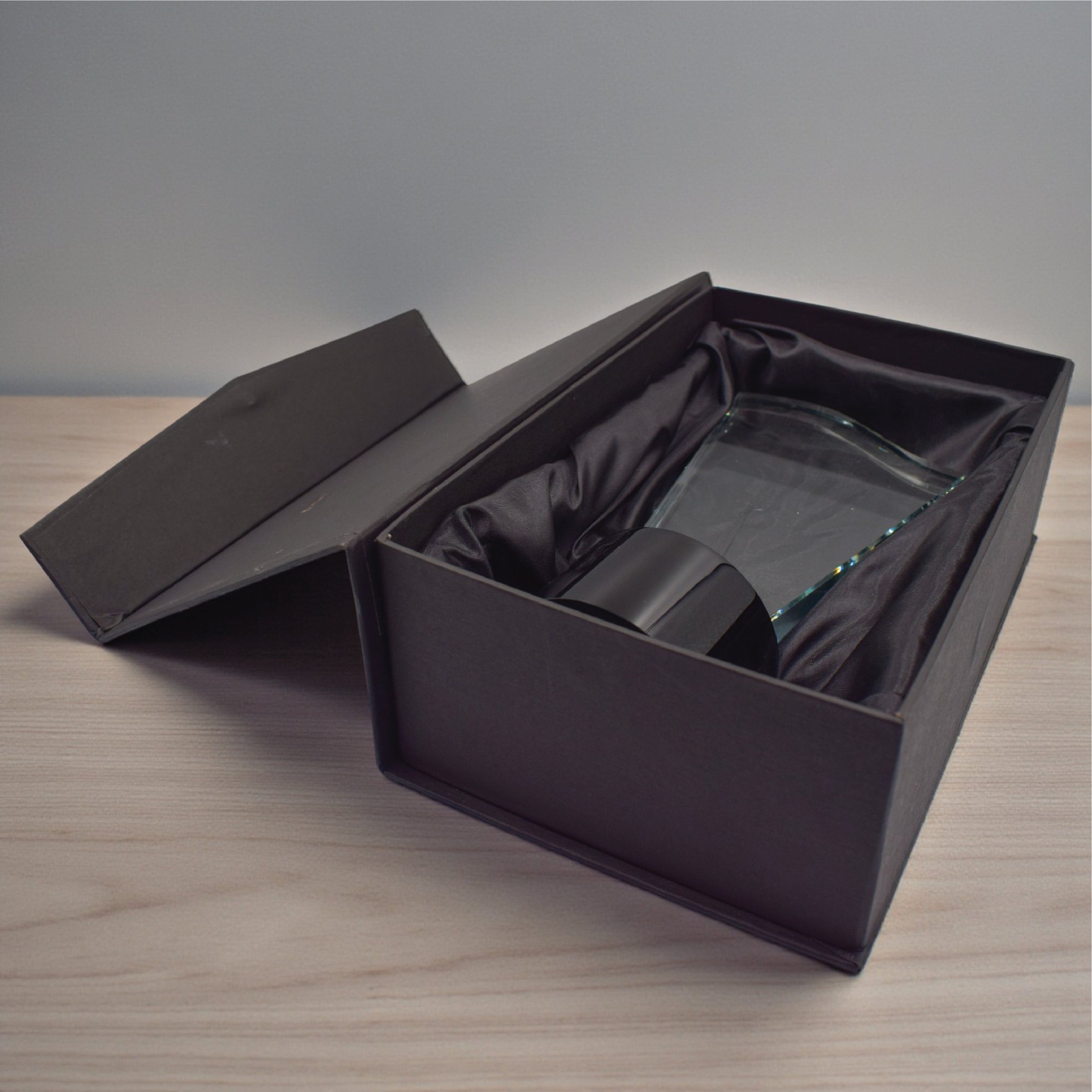 ROUND BLACK BASE CRYSTAL TROPHY ( CS-231088 )