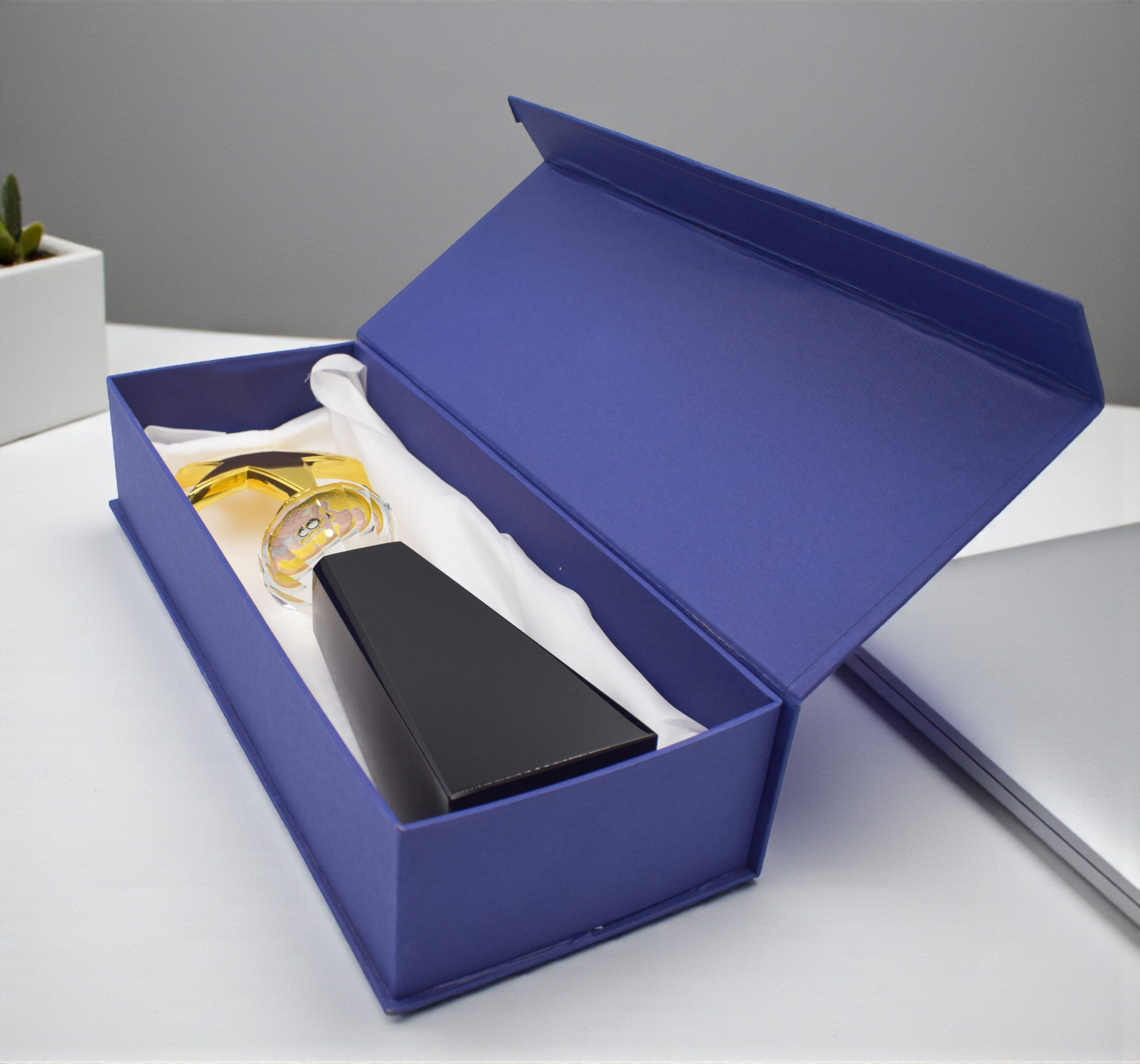 STAR DIAMOND CRYSTAL TROPHY WITH BLACK BASE -HK